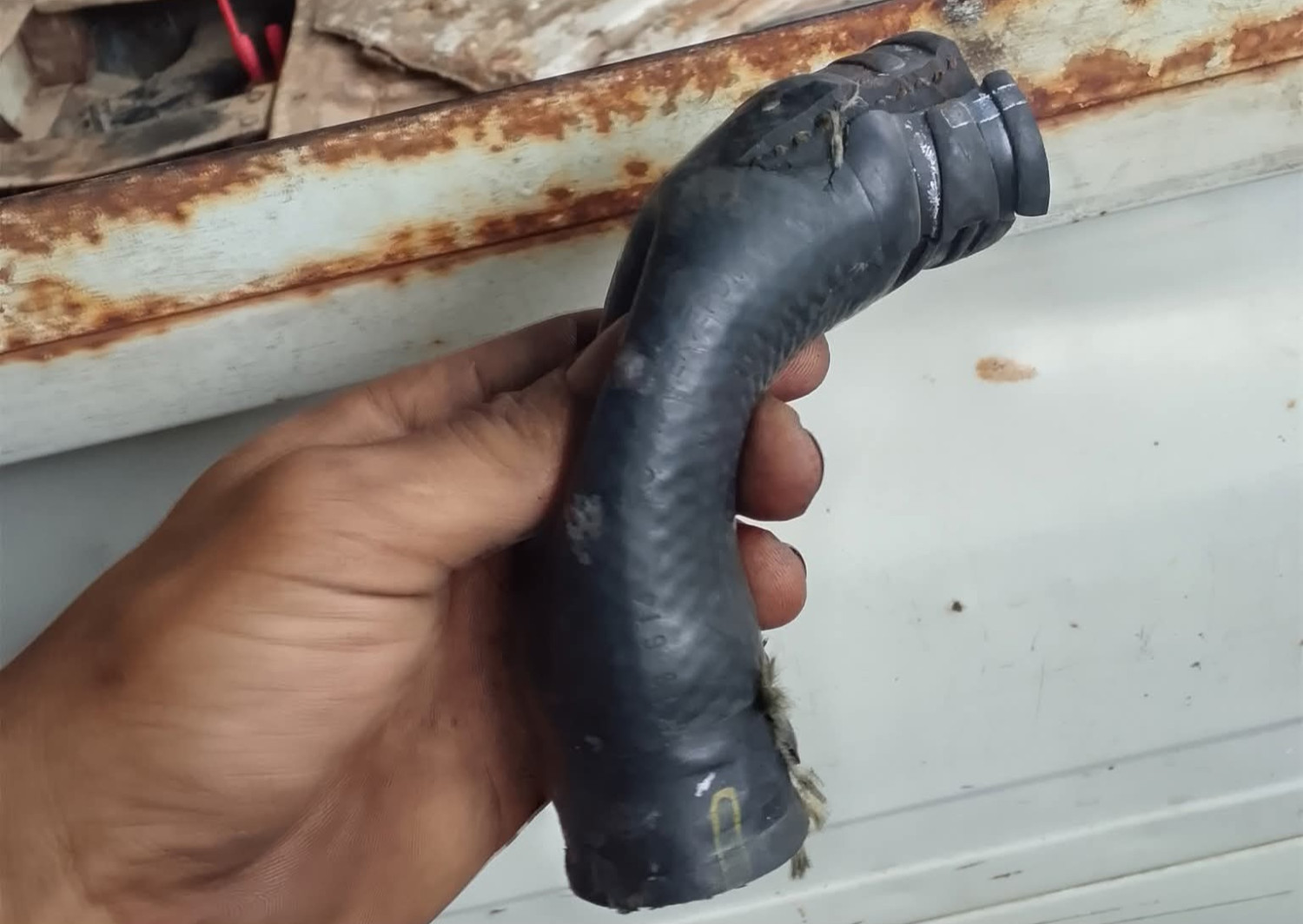 Selang Radiator Mobil Getas Bisa Picu Kebocoran Cairan Radiator?