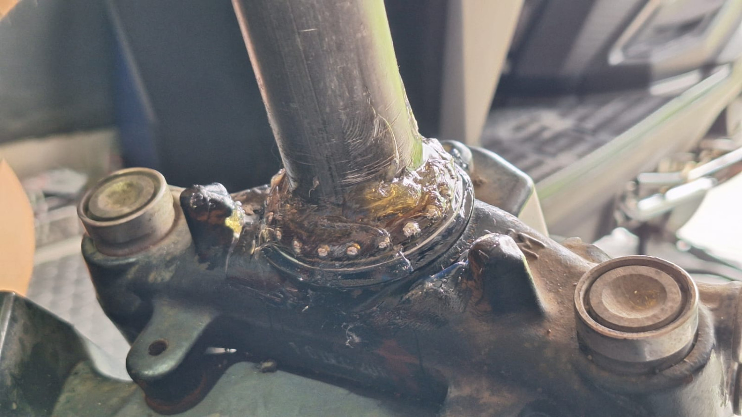Banyak Yang Gak Tahu, Ternyata Komstir Motor Bekas Harus Sering Dikasih Grease