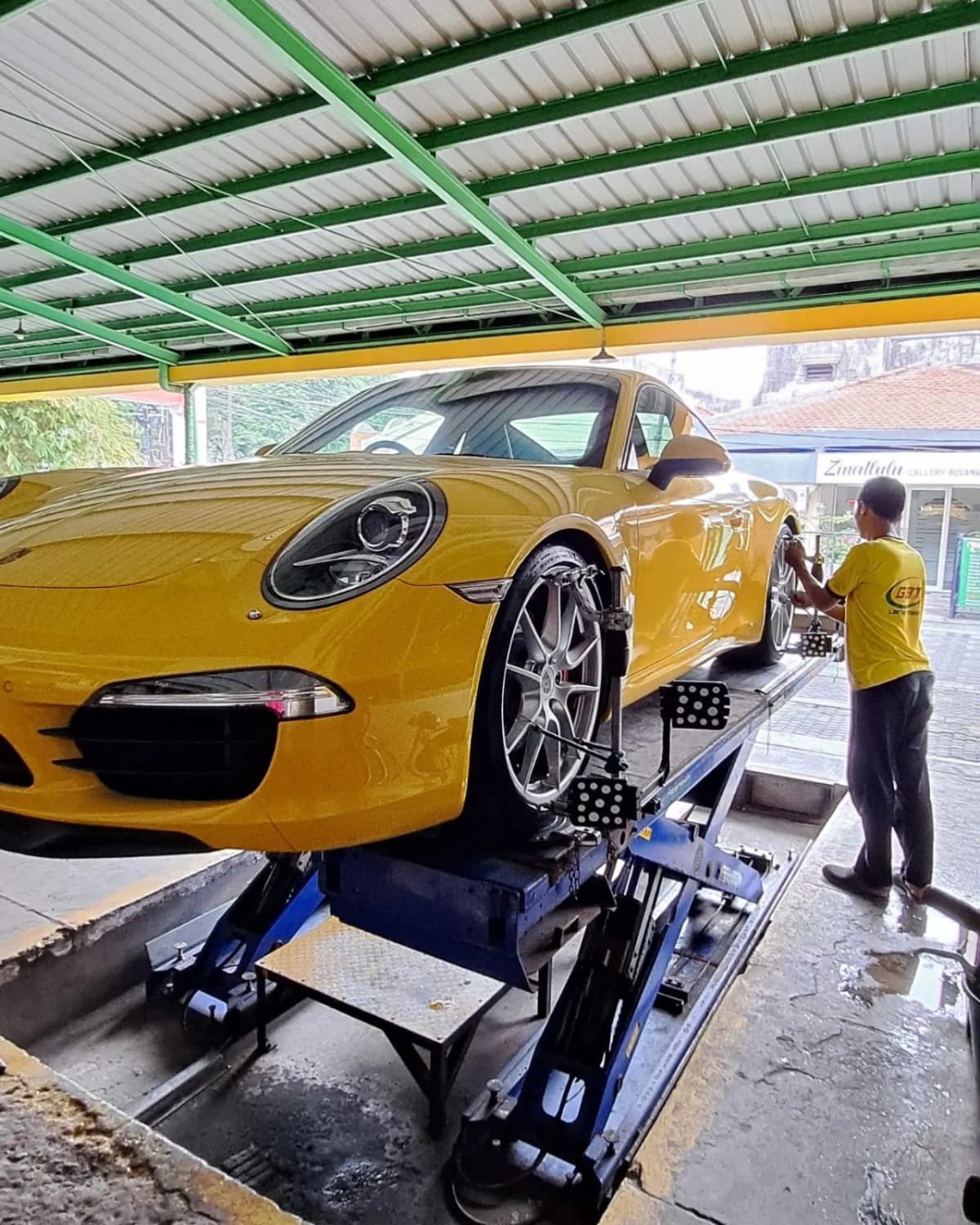 Setir Mobil Nggak Lurus? Mungkin Butuh Spooring, Ini Manfaatnya!