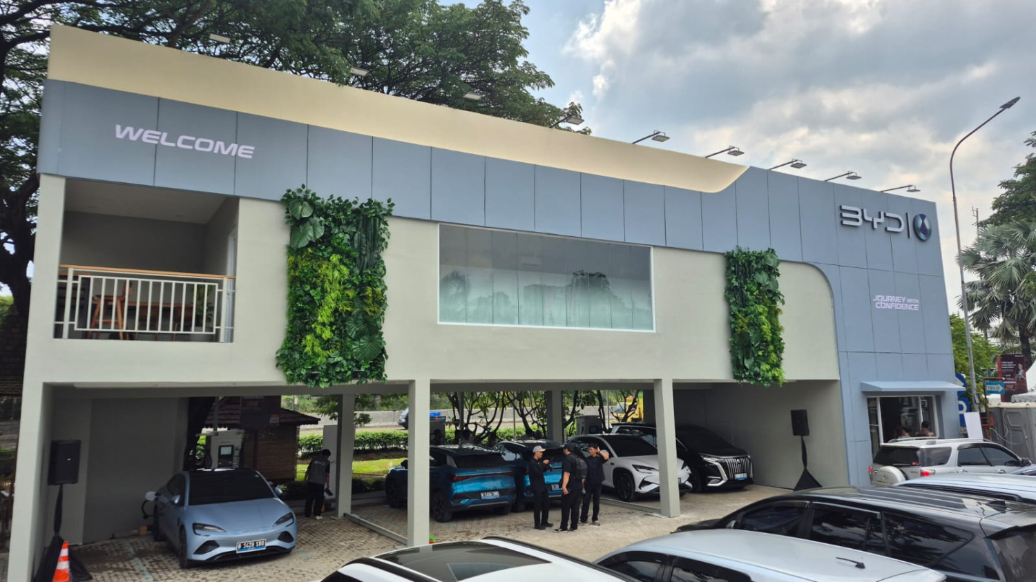 BYD Dirikan Posko Mudik Lebaran untuk Bantu Pengguna Mobil Listrik