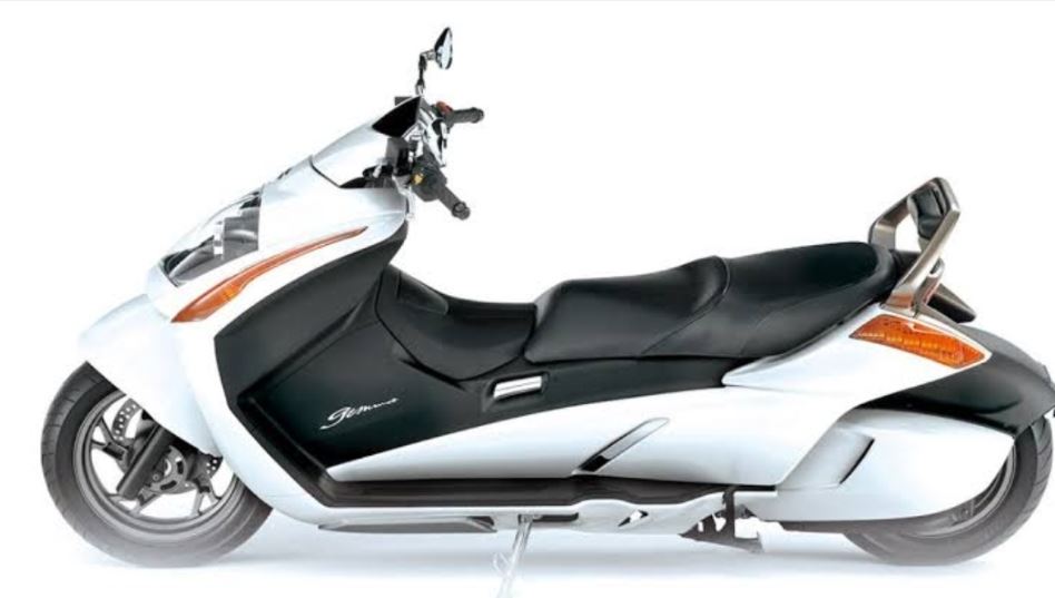 Skutik Lawas Suzuki Ini Performanya Beda Tipis dari XMAX, Tampil Anti Mainstream Mirip Jetski