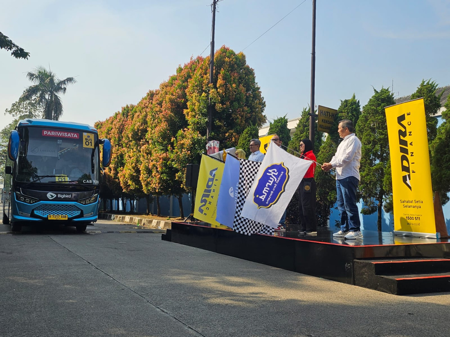 Sepuluh Bus Digeber Adira Finance Berangkatkan 300 Pemudik di Kurma 2026