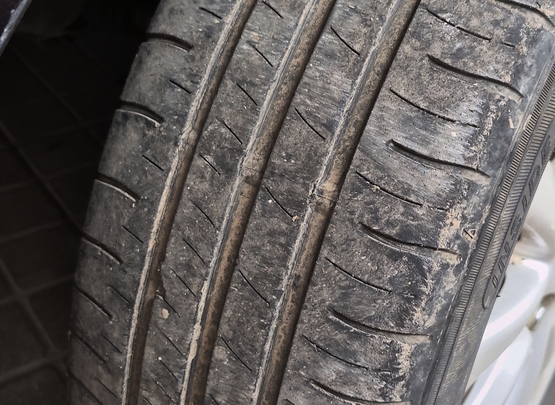 Ayo Segera Ganti Ban Mobil, Sebelum Bagian Kawat Ini Terlihat!