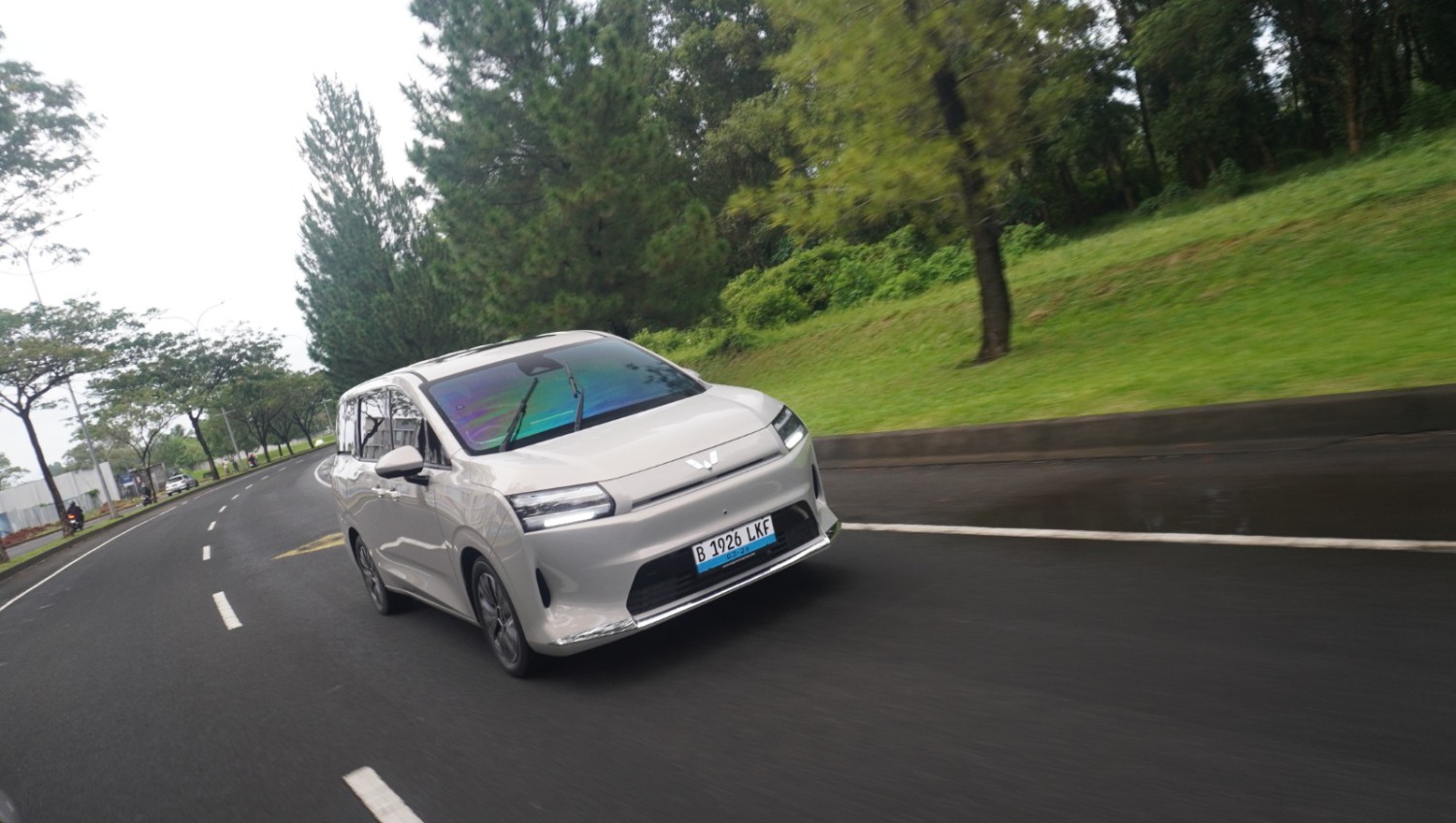 Perbandingan Harga Wuling Darion EV VS BYD M6, Siapa Lebih Murah?