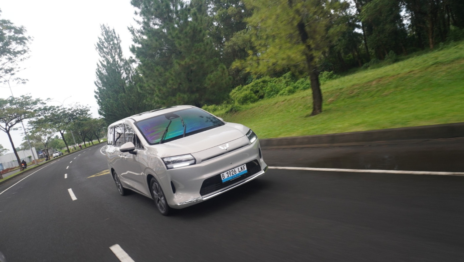 Perbandingan Harga Wuling Darion EV VS BYD M6, Siapa Lebih Murah?