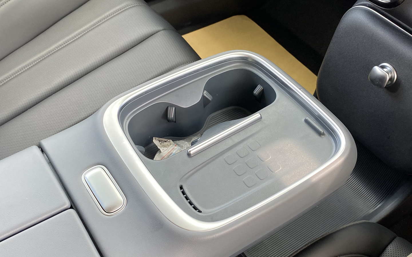 Tiga Fitur Menarik Mobil Listrik AION UT, Cocok Nih Buat Ladies