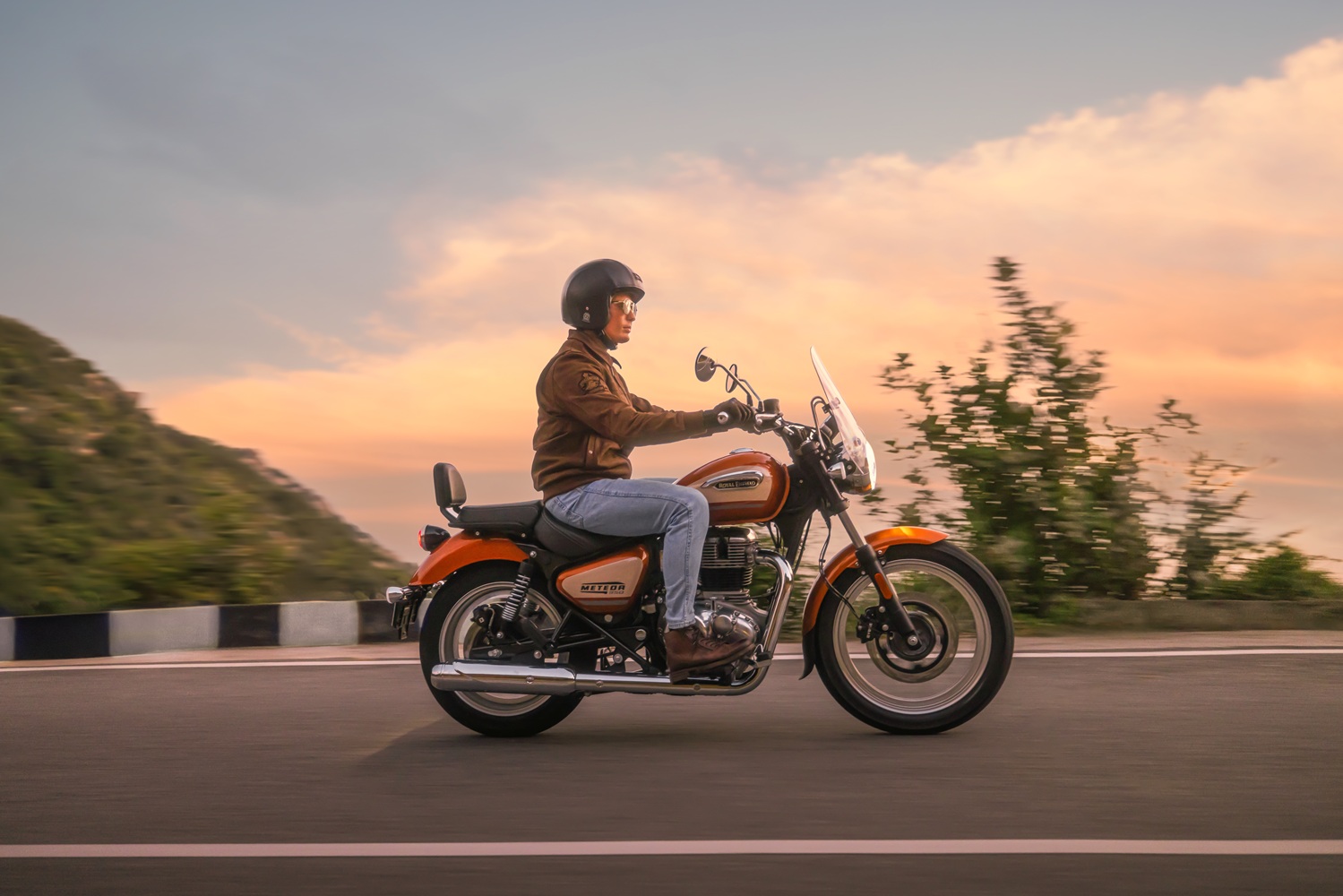 Cuma 36 Unit! Royal Enfield Meteor 350 Sundowner Orange Resmi Dijual di Indonesia