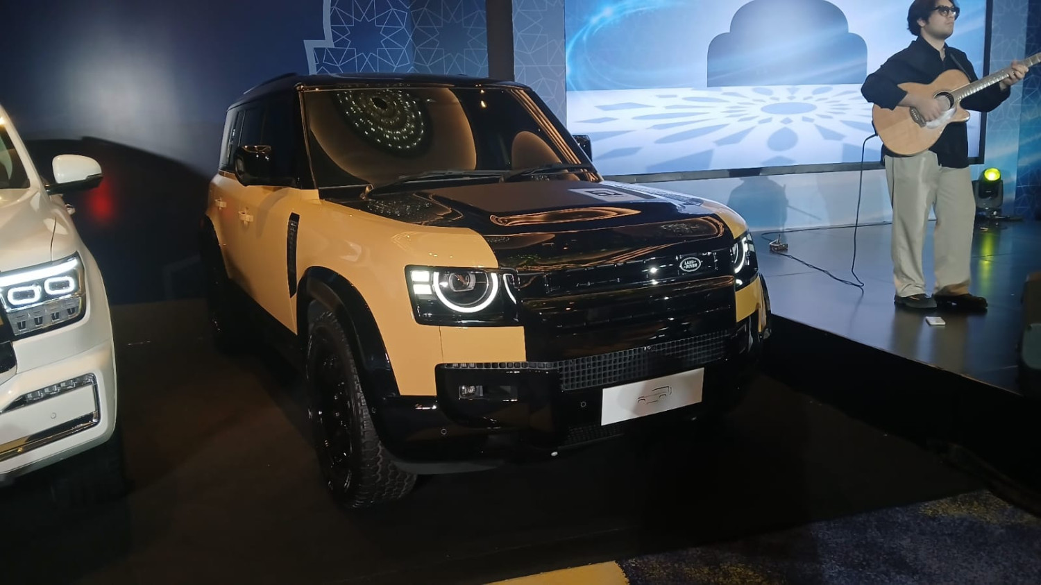Land Rover, Rover, Cuma 10 Unit di Indonesia Land Rover Defender Trophy Dijual Rp 3,4 M
