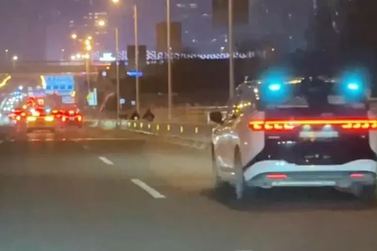Ratusan Taksi Tanpa Sopir di China Mogok Massal, Penumpang Terkunci di Kabin