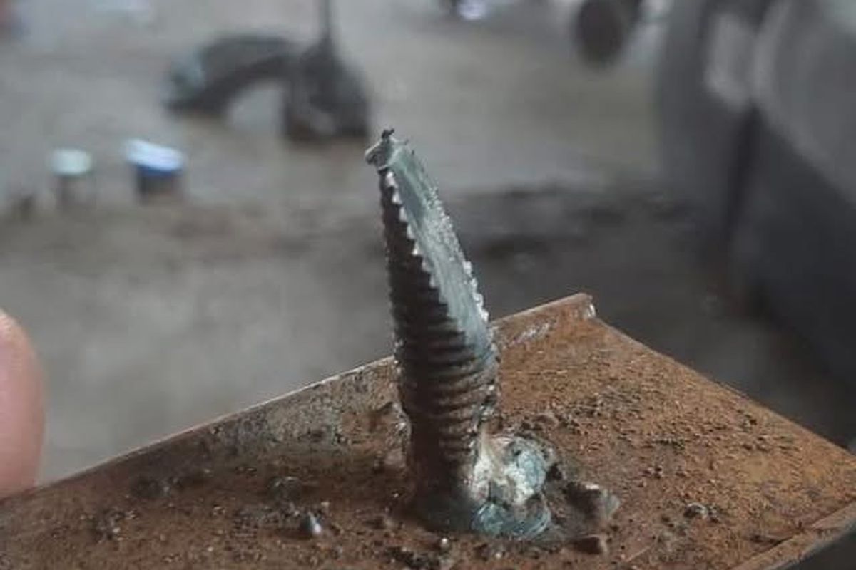 Ranjau Baut Runcing Berpelat Besi di Jalur Balongan Indramayu, Incar Ban Motor dan Mobil