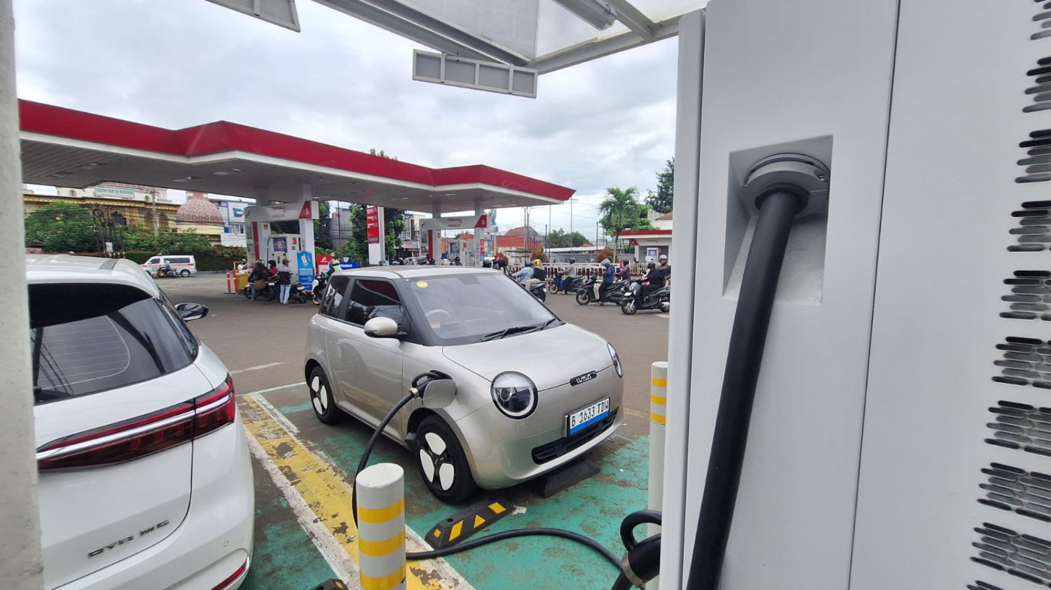 Ladies Pasti Bisa, Begini Cara Charge Mobil Listrik di SPBU Pertamina
