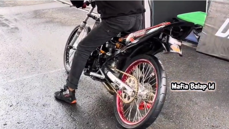 Bukan Gaya, Ini Alasan Joki Drag Miringkan Motor dan “Ngocok” Kopling Sebelum Start