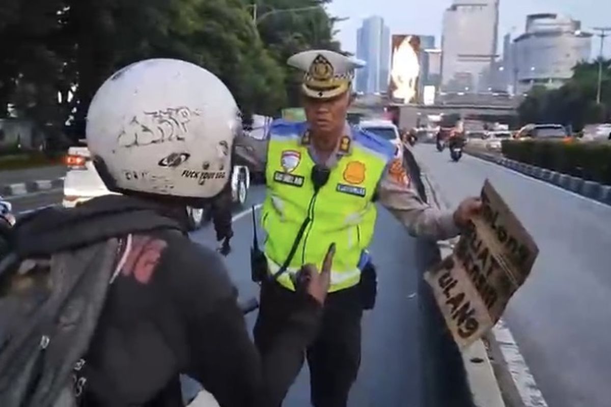 Jangan Dikasihani, Polisi Usir Pemotor Modus Kehabisan Bensin di Jalan Gatot Subroto Jakarta