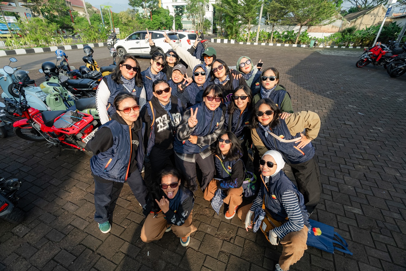 Peringati Hari Kartini, Ratusan Perempuan Bandung Motoran Cantik Pakai Kebaya