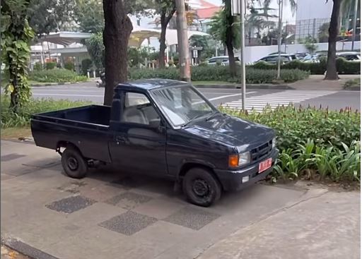 Isuzu, Sopir Lupa Diri, Isuzu Panther Pelat Merah Milik Satpol PP DKI Parkir di Lokasi Terlarang