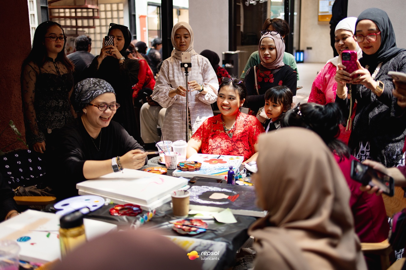 Peringati Hari Kartini, Ratusan Perempuan Bandung Motoran Cantik Pakai Kebaya