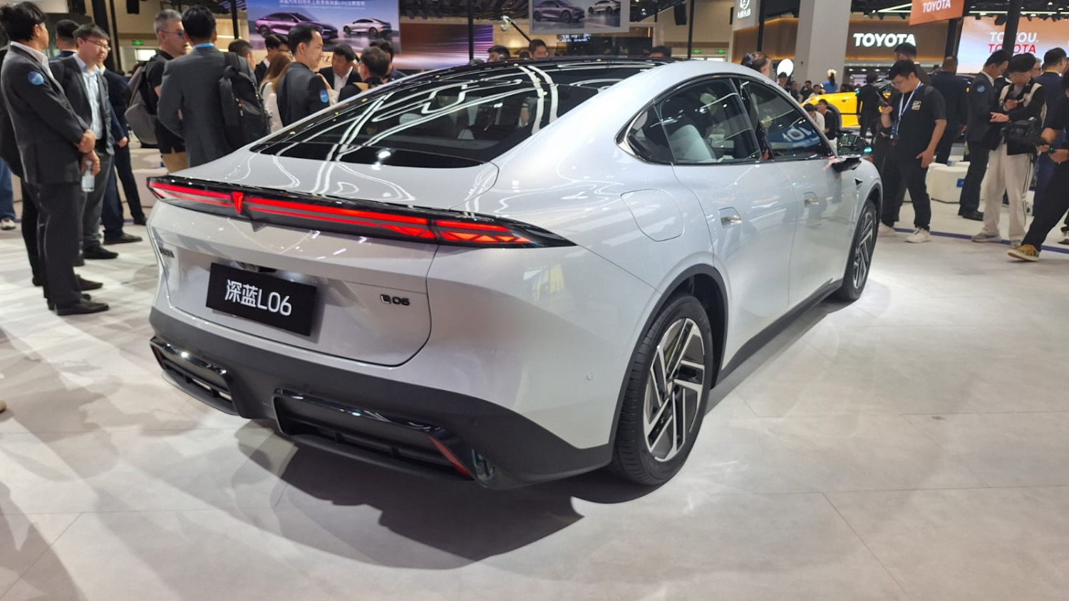 Ada Versi REEV dan BEV, Changan Deepal L06 Resmi Meluncur di Beijing Auto Show 2026