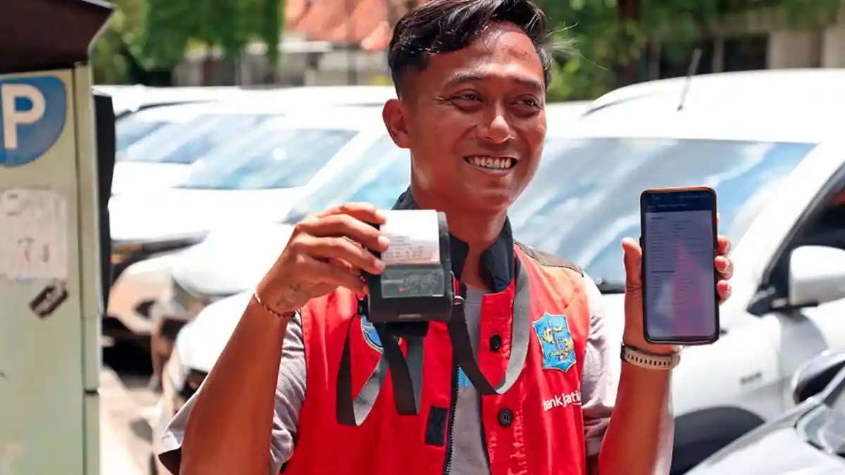 Jukir Naik Level di Surabaya, Pemkot Siapkan Rompi QRIS Untuk Bayar Parkir