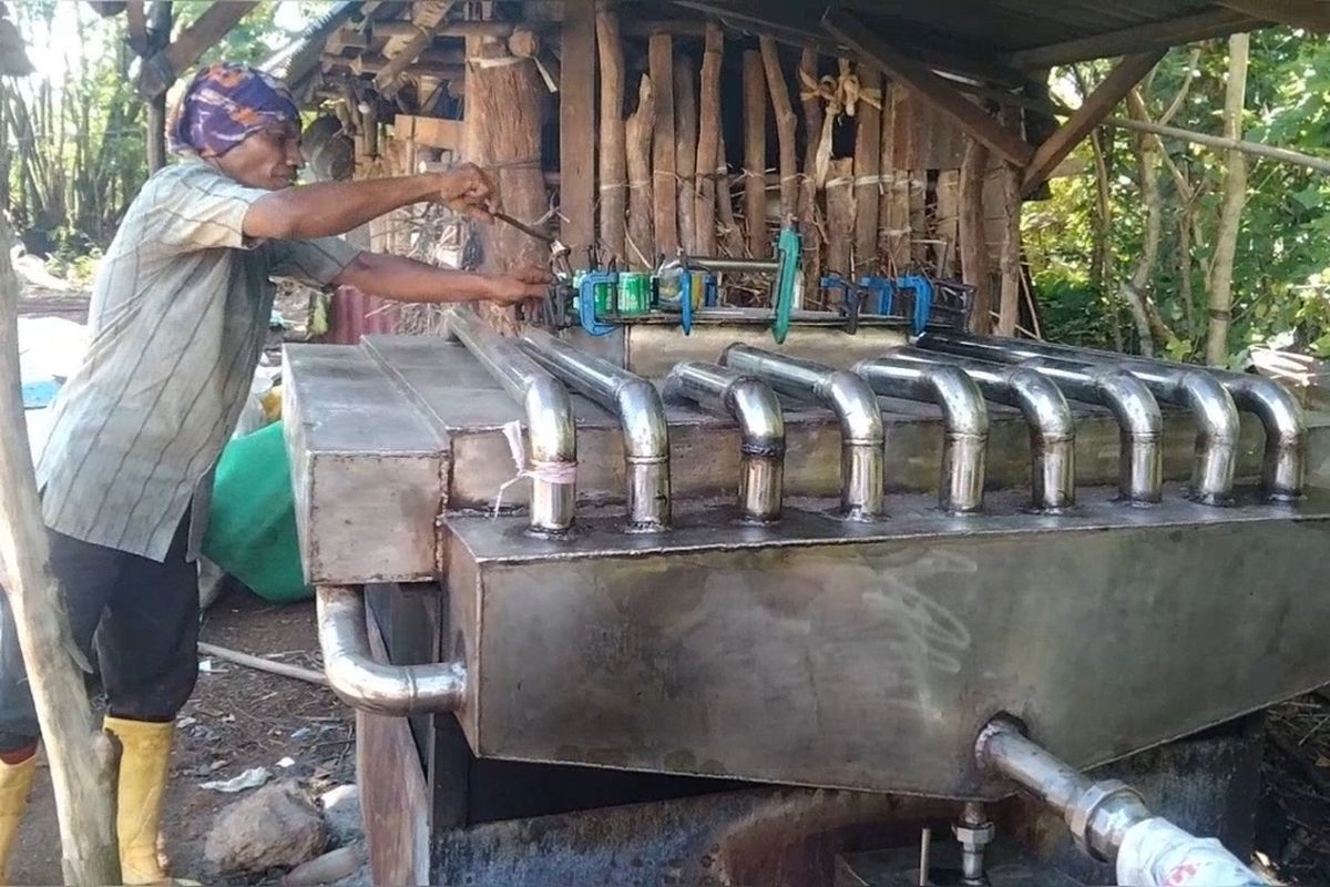 Keren, Petugas Kebersihan Ini Ubah Sampah Plastik Jadi Bensin dan Solar Pakai Alat Ciptaan Sendiri