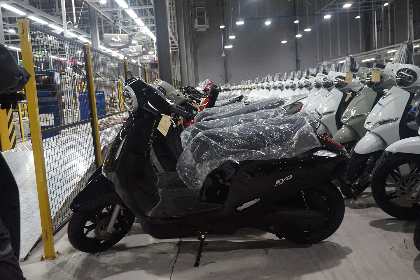 Mirip Vespa Listrik Jarak Tempuhnya Jauh, Kenalan Yuk Sama VinFast Evo