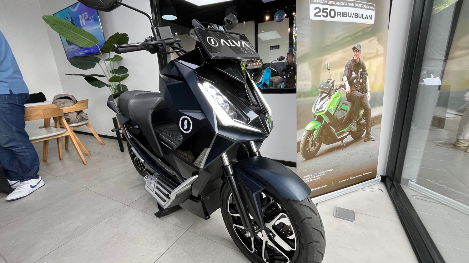 Harga Plastik dan Baterai Naik, Bos ALVA Buka Suara Soal Harga Motor Listrik