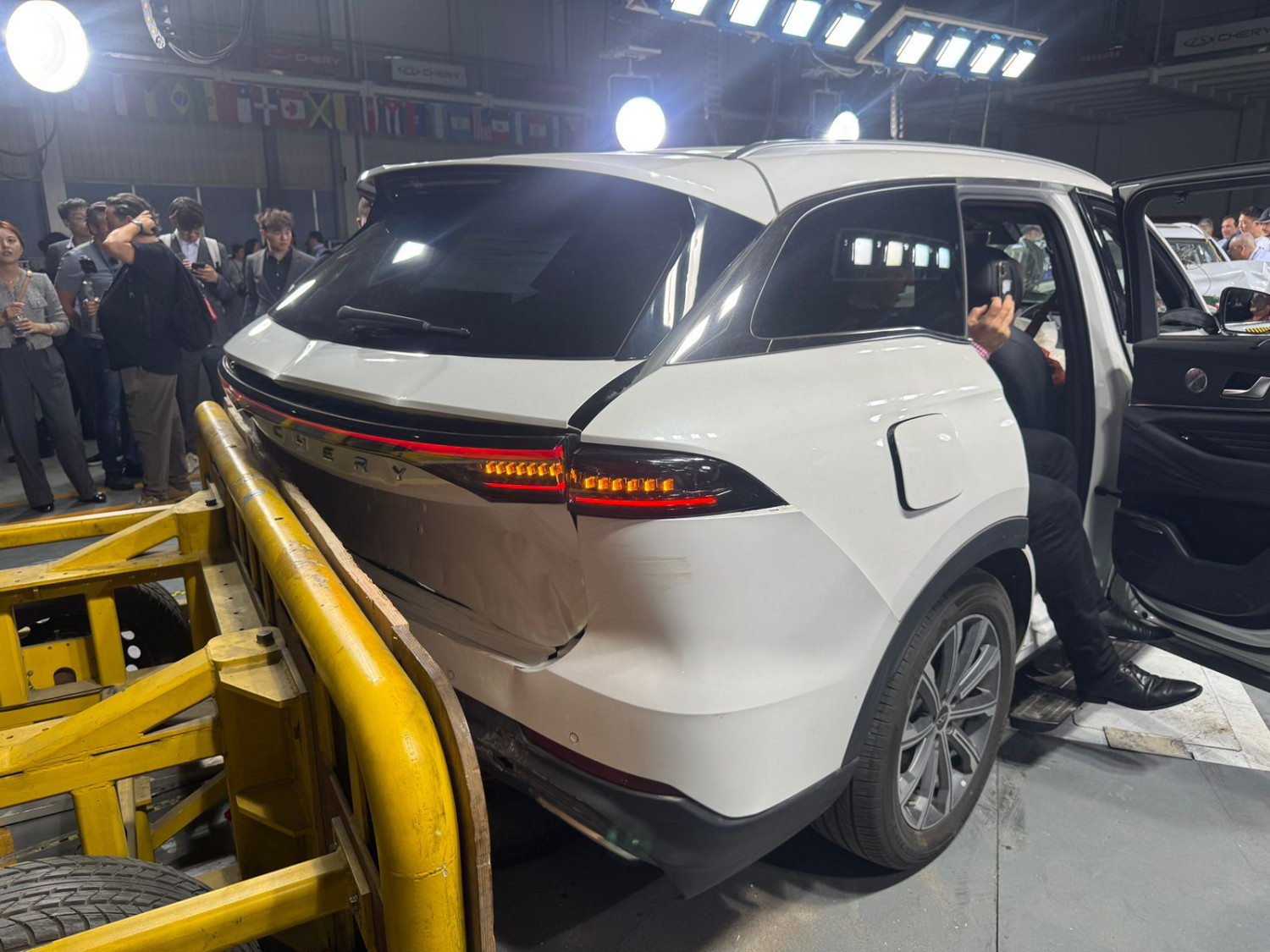 Kedua SUV Ini Sengaja Ditabrakkan Supaya Hancur, Tapi Gak Bisa