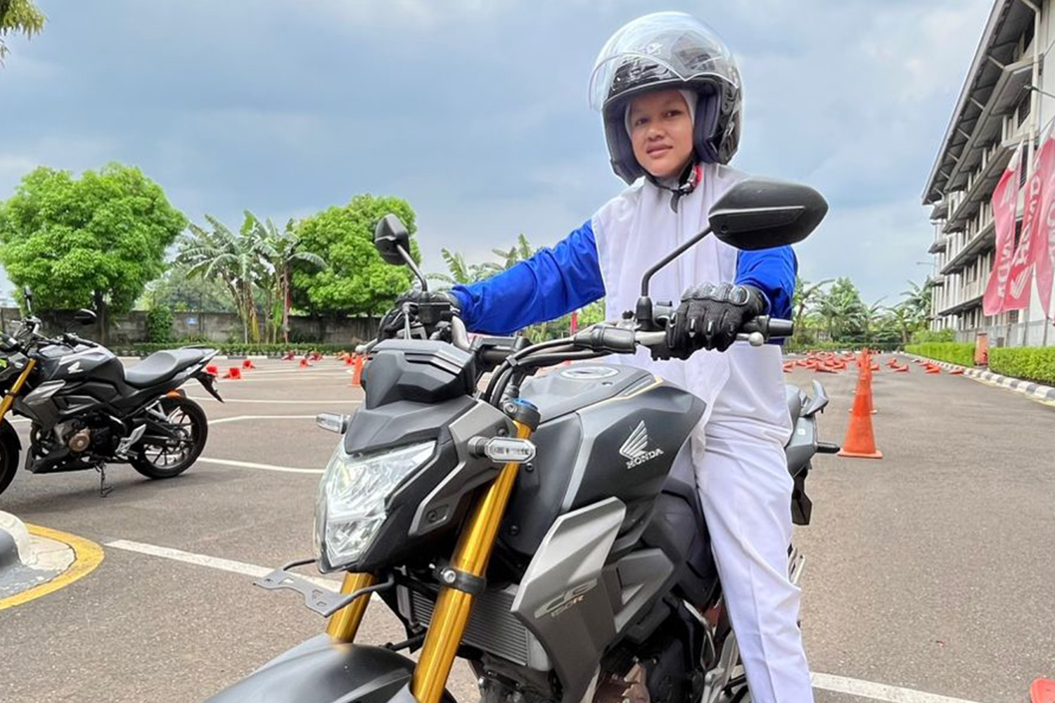 Sering Dianggap Sepele, Outfit Ini Bisa Membahayakan Perempuan Saat Motoran