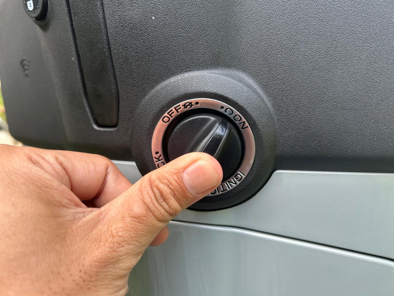 Sudah Pakai Keyless, Begini Cara Membuka Glove Box Vespa Sprint S 180