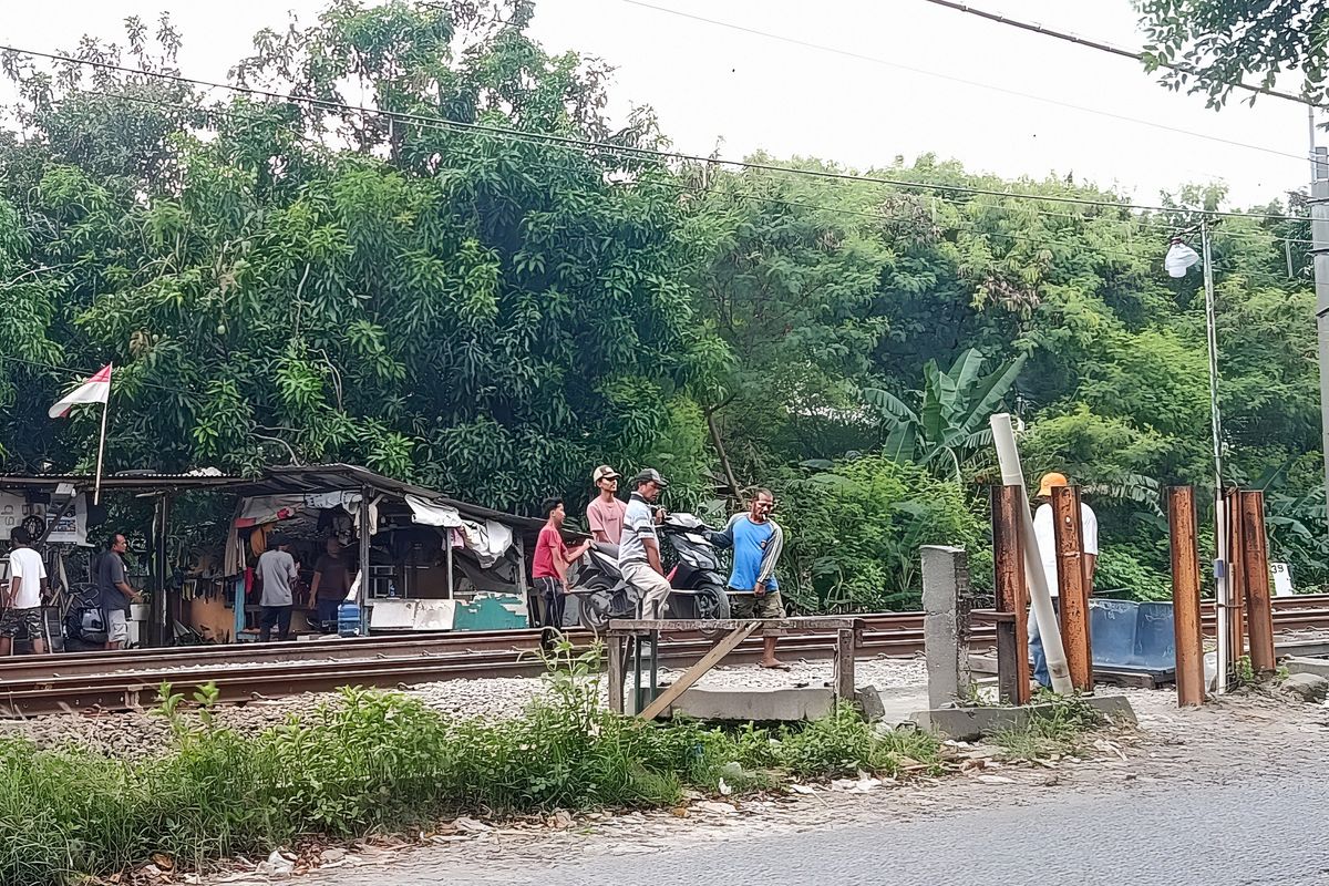 Modal Rp 5.000 Bak Raja, Ada Jasa Angkat Motor Seberangi Rel Kereta di Cikarang Barat Bekasi