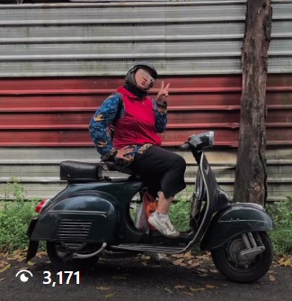 Kisah Ibu Guru Dengan Vespa 2-Tak, Berawal Dari Kenangan Bapak