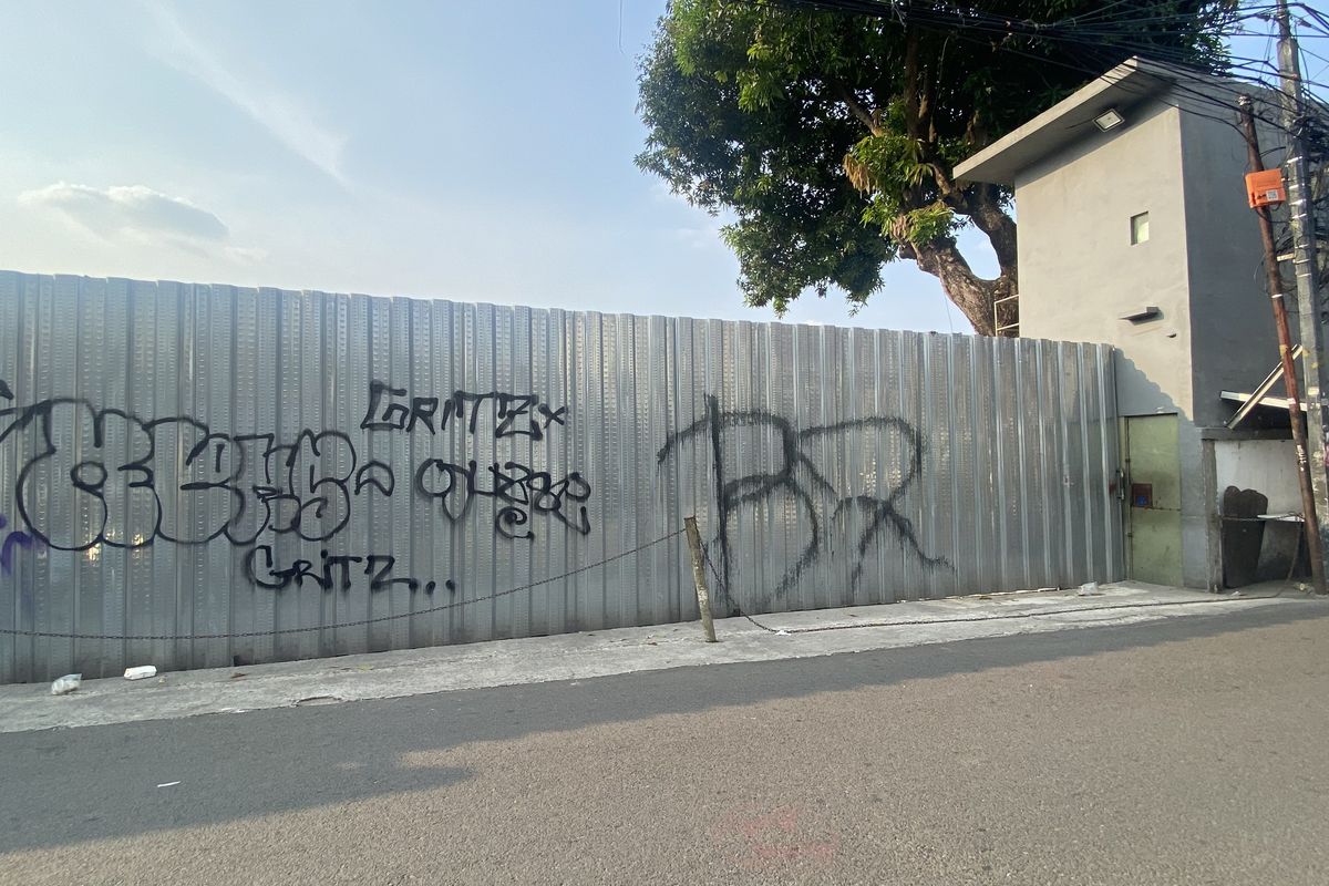 Dikira Warga Sekitar Dealer, Gudang Ribuan Motor Ilegal di Jaksel Kini Tertutup Rapat Pagar Seng