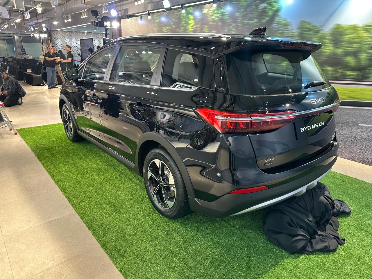 BYD M6 DM Meluncur di Indonesia, Pertama Pakai Teknologi PHEV