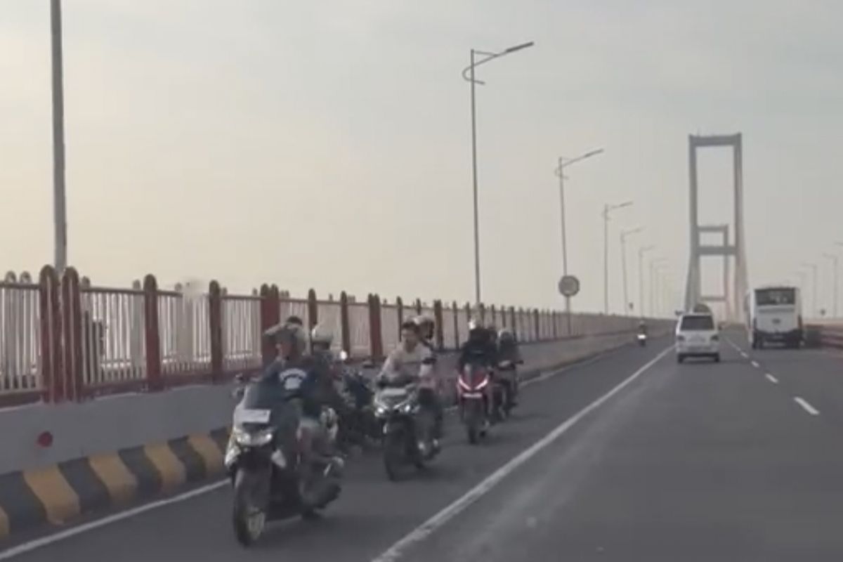 Segerombol Pengendara Motor Panik di Jembatan Suramadu, Putar Balik Lawan Arah Gegara Lihat Sesuatu