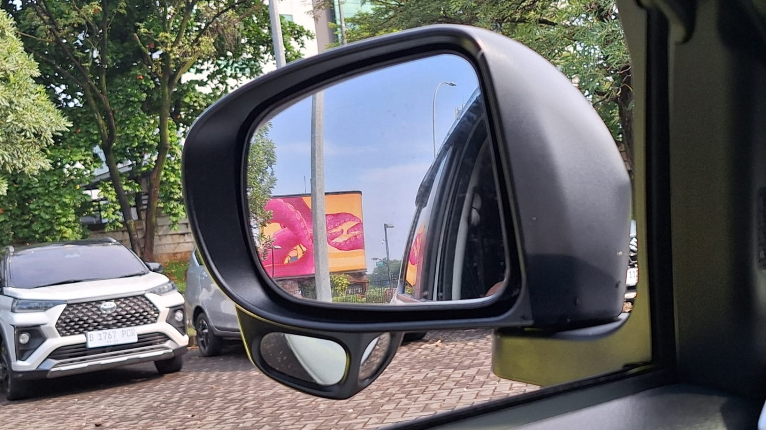 Mudahkan Perempuan, Ini Fungsi Kaca Kecil Di Spion Rocky Hybrid