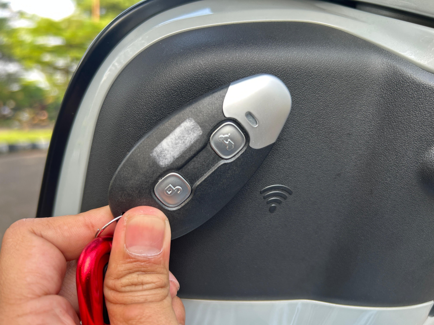 Sudah Pakai Keyless, Ini Fungsi Tombol di Remote Vespa Sprint S 180