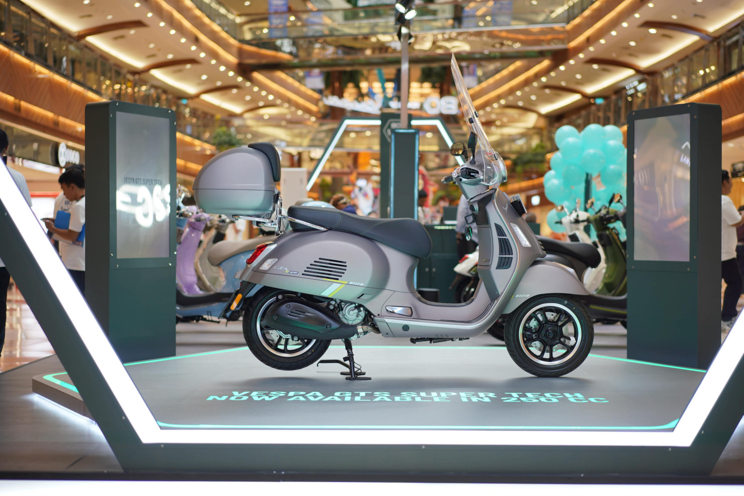 Harga Murah Fitur Banyak, Ini Beda Vespa GTS 250 dengan GTS 300