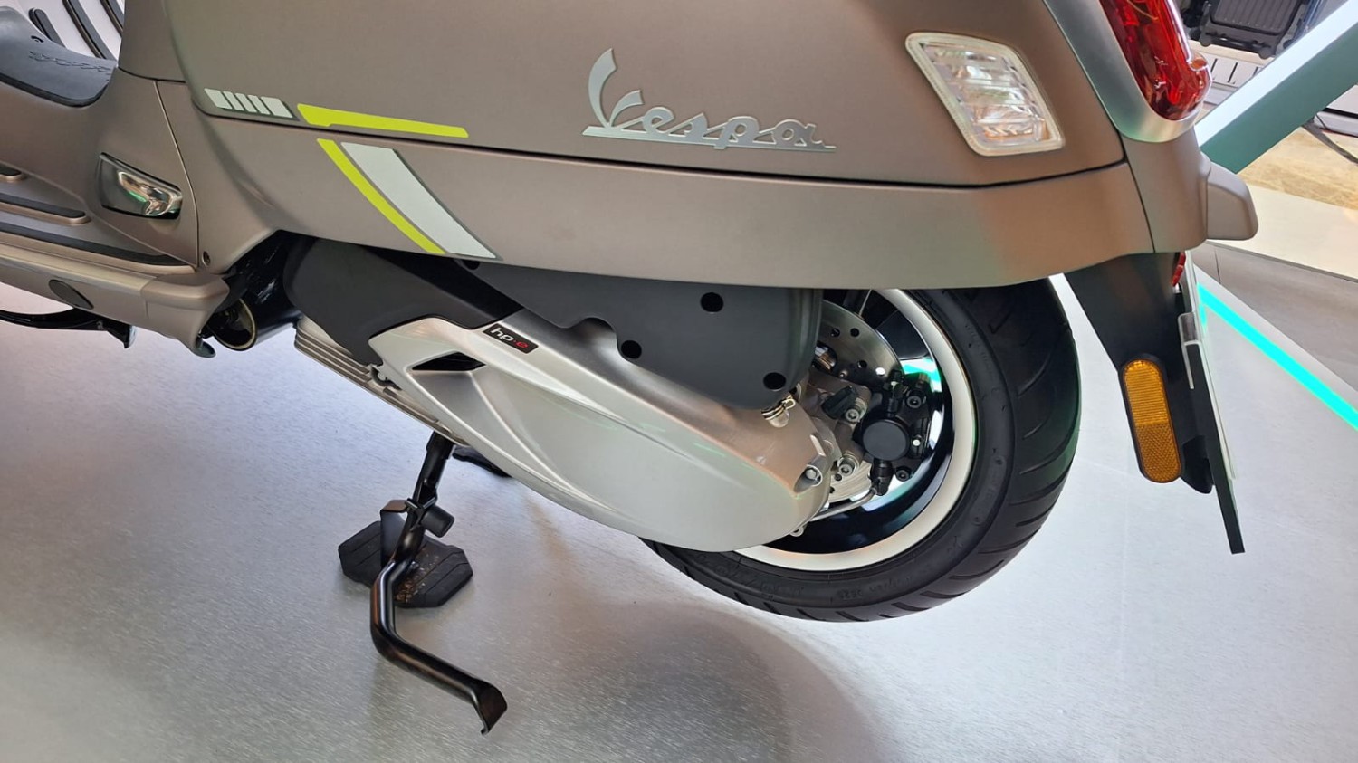 Harga Murah Fitur Banyak, Ini Beda Vespa GTS 250 dengan GTS 300