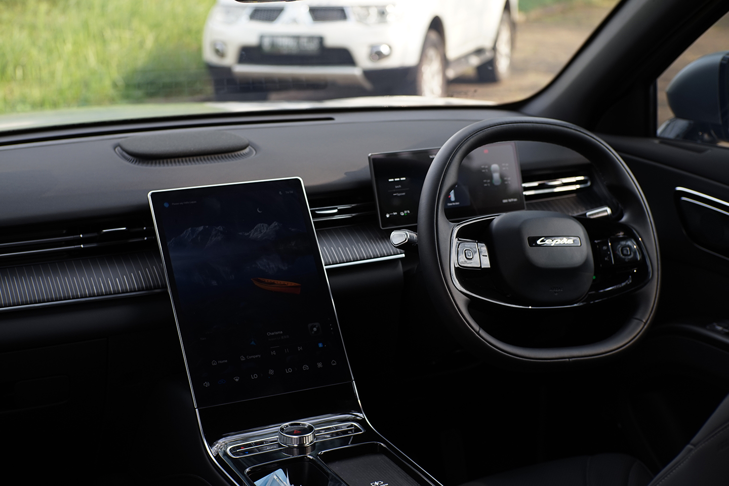 Interior Lepas L8 PHEV Terasa Mewah, Meskipun Ada yang Mirip Mobil Ini