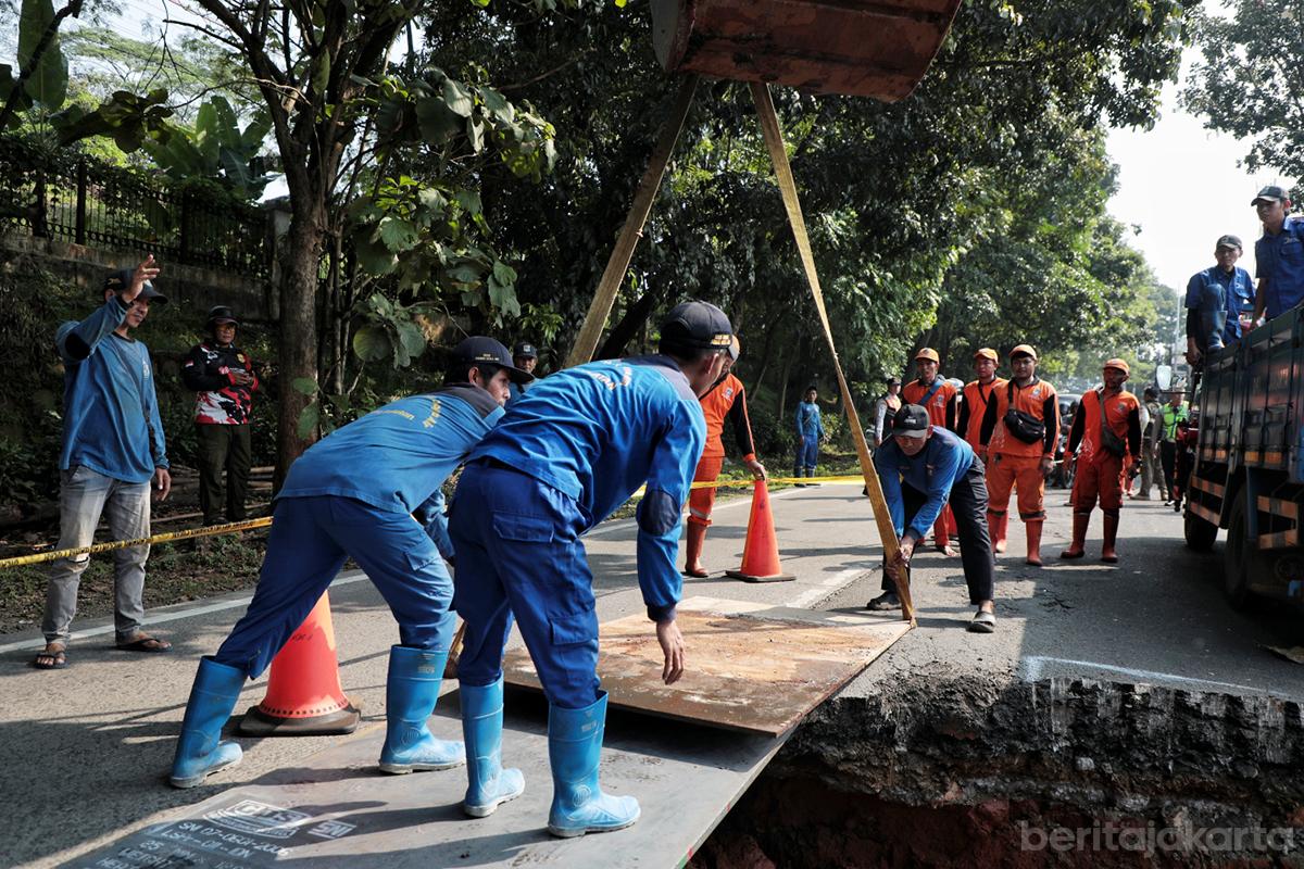 Perbaikan Jalan Ambles di Lenteng Agung,  Jakarta Selatan Rampung