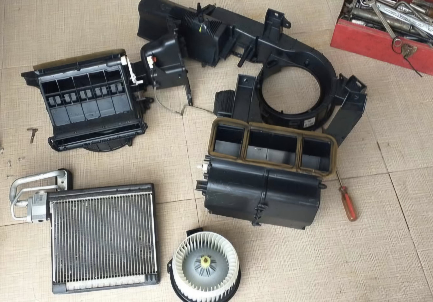 Evaporator Kotor Bisa Menjadi Penyebab Bau di Dalam Kabin Mobil