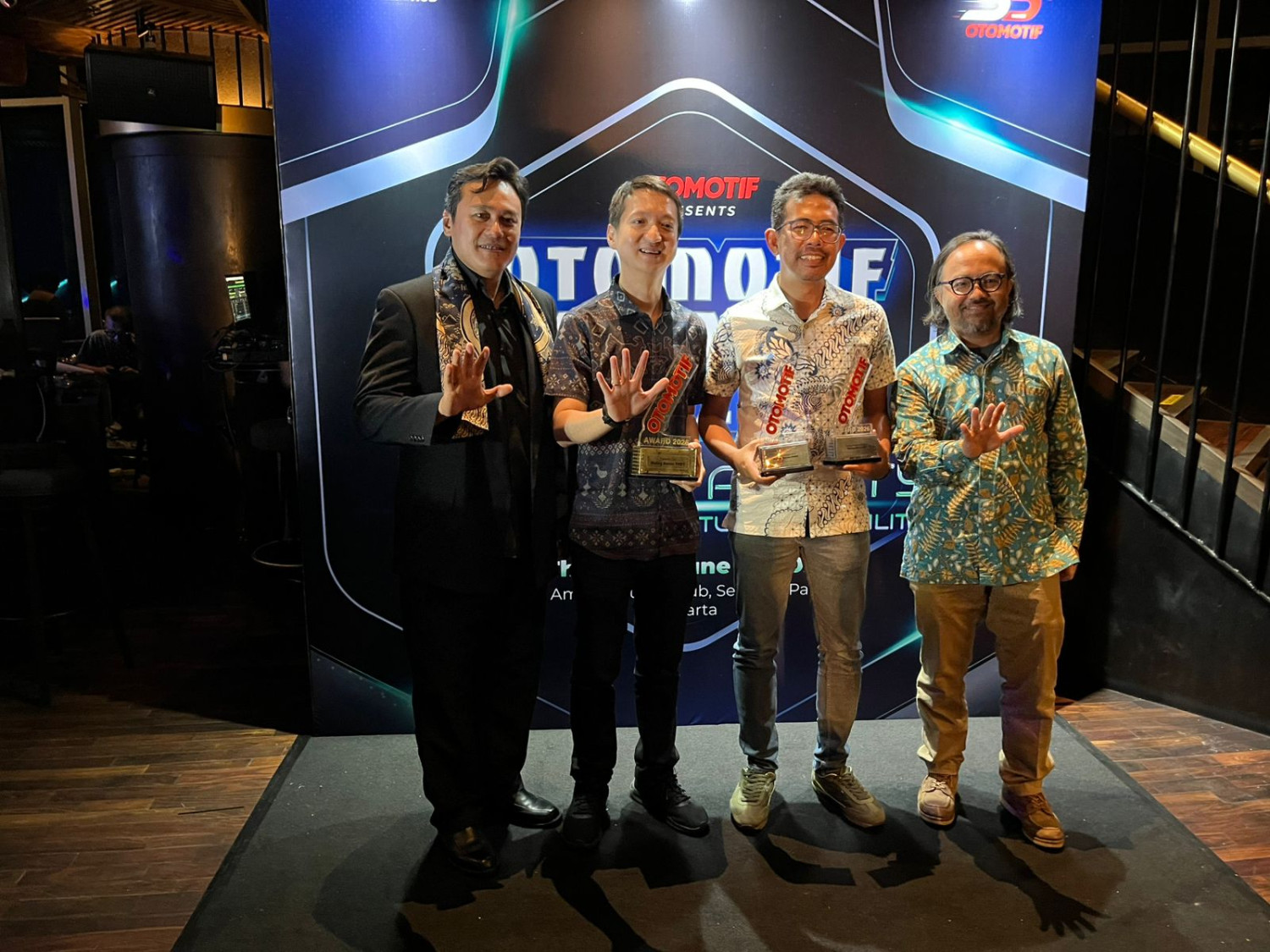 Wuling Borong 3 Gelar di OTOMOTIF Award 2026, Darion PHEV Jadi Favorite Car