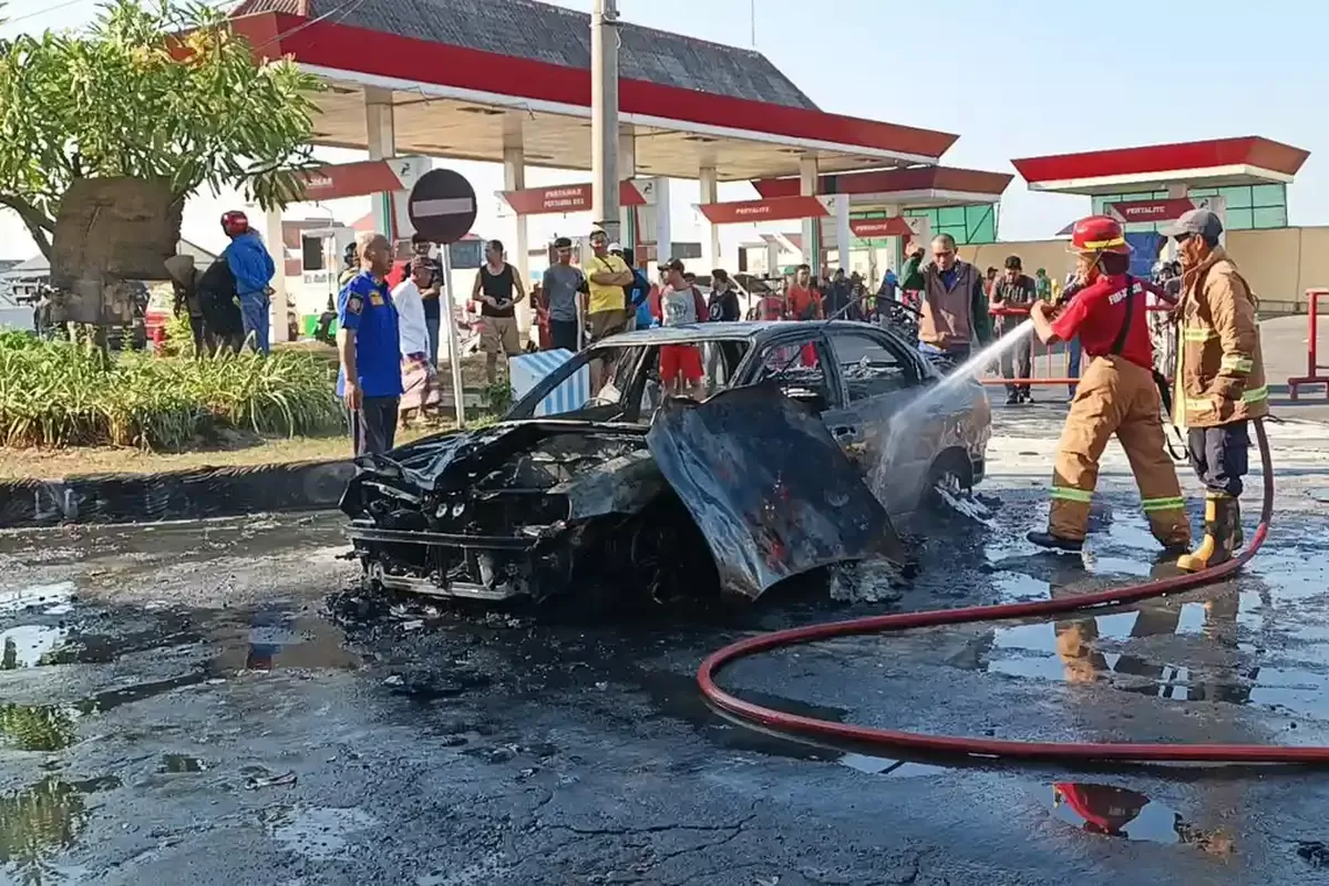 Suzuki , Suzuki Baleno, Suzuki Baleno Terbakar di SPBU Probolinggo Berbuntut Panjang, Ada Benda Tak Lazim di Kabin