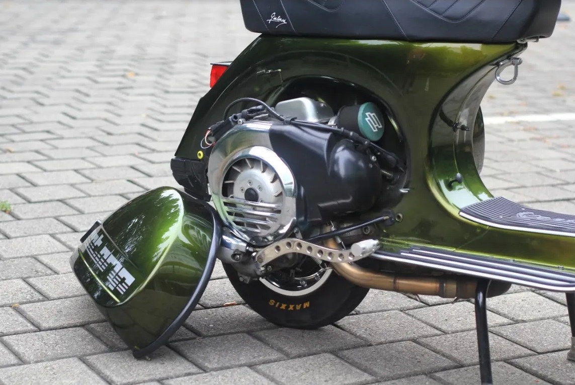 Salah Desain atau Bukan? Ternyata Ini Alasan Vespa Klasik Posisi Mesinnya Ada di Kanan Bodi