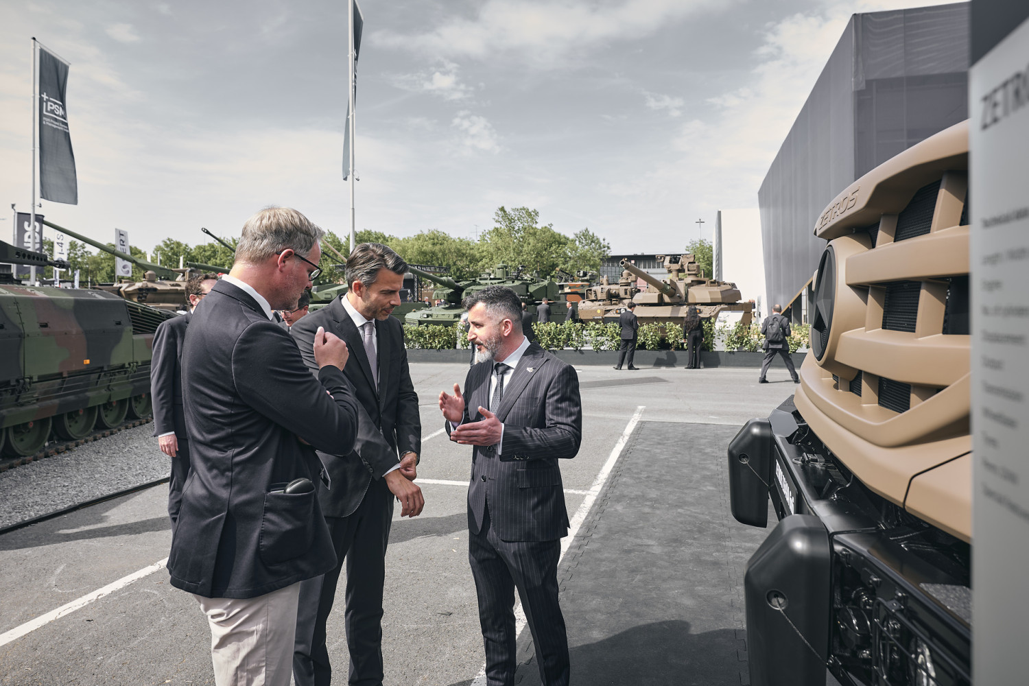 Daimler Truck und Roshel kooperieren bei geschützten Militärfahrzeugen