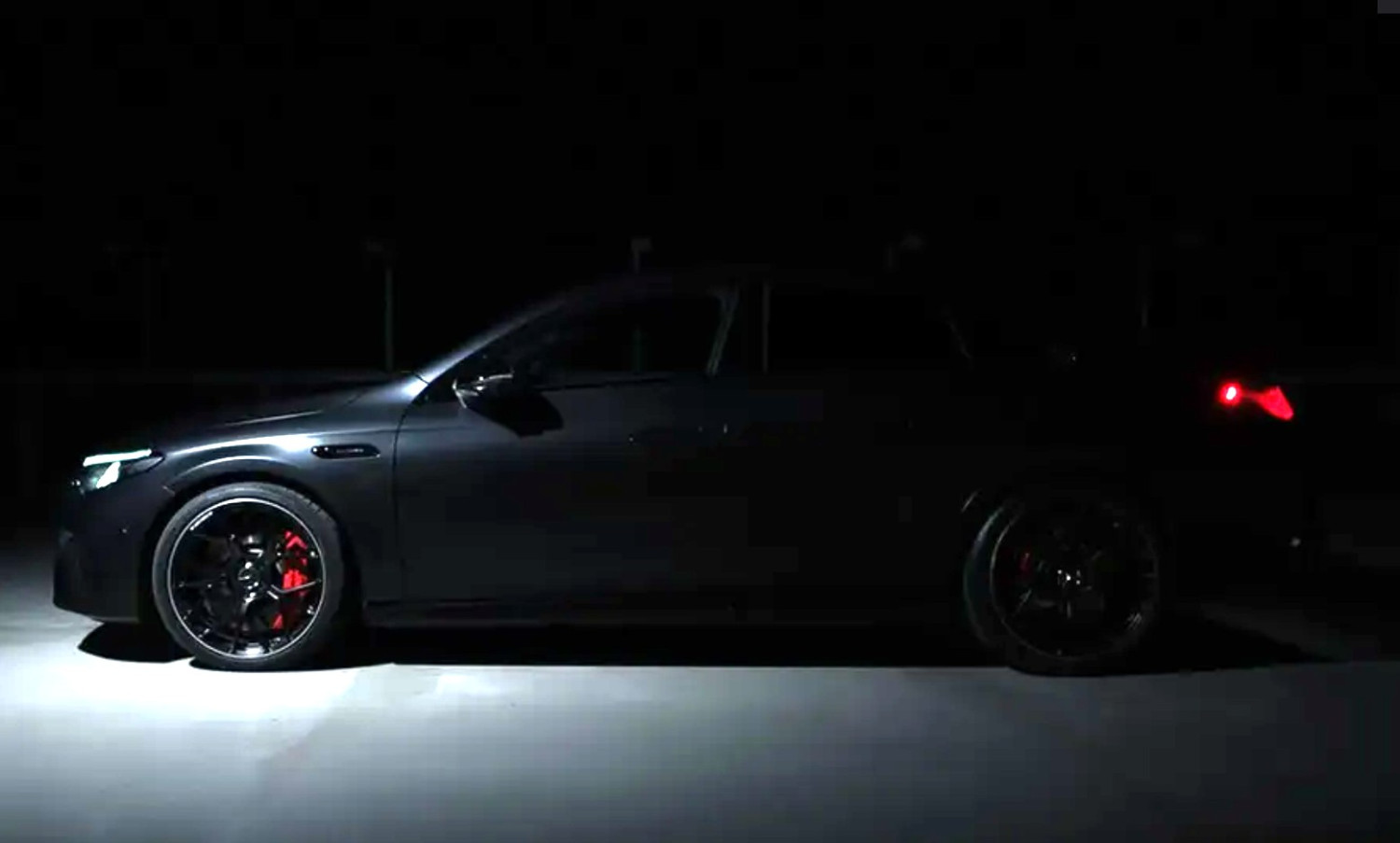 Mercedes-AMG teasert CLA 45 4MATIC+ EQ Modell an