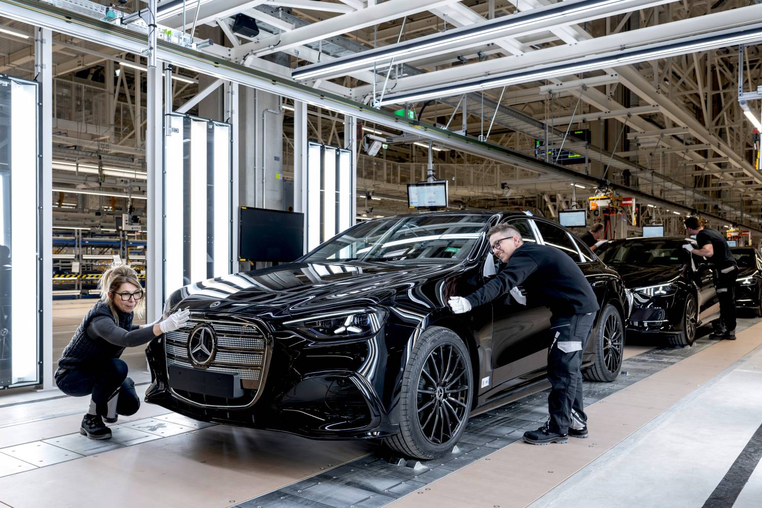 Stromknappheit in Ungarn gefährdet Produktion bei Mercedes