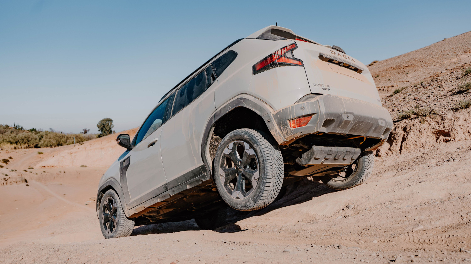Dacia Duster and Dacia Bigster Hybrid 150 4x4: step-up from 2WD costs just £1k more