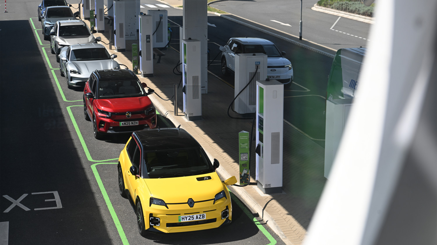 Government launches review into electric car charging costs