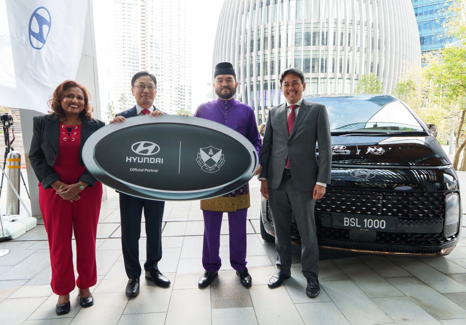 Hyundai Motor Malaysia sponsors Selangor FC – club’s Official Mobility Partner hands over Staria MPV