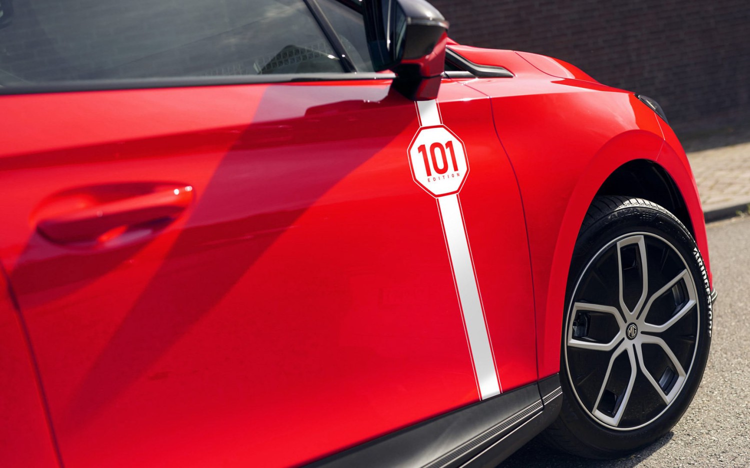 MG4 EV 101 Edition in Malaysia – side decals, Union Jack roof design; based on 520 km Lux ER; fr RM130k